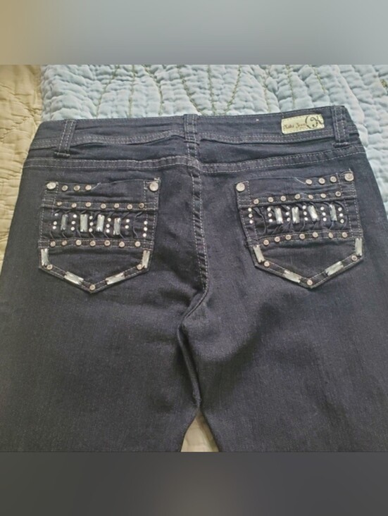 Denim - NWOT Black skinny jeans with bling